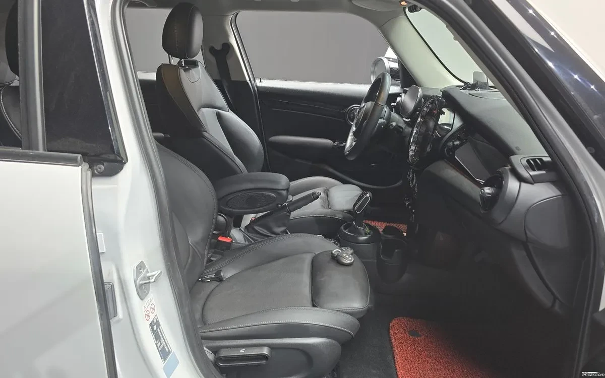 Mini Cooper 1.5L TwinTurbo / Navi / Camera / Carfax, снимка 9 - Автомобили и джипове - 54653280