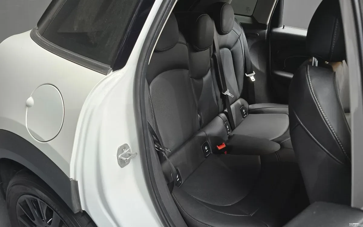 Mini Cooper 1.5L TwinTurbo / Navi / Camera / Carfax, снимка 11 - Автомобили и джипове - 54653280
