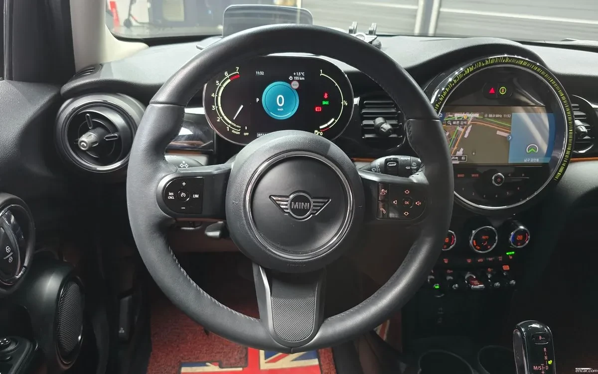 Mini Cooper 1.5L TwinTurbo / Navi / Camera / Carfax, снимка 13 - Автомобили и джипове - 54653280