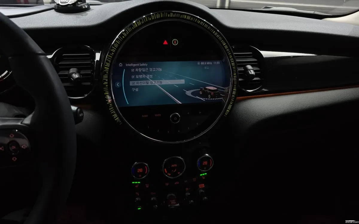 Mini Cooper 1.5L TwinTurbo / Navi / Camera / Carfax, снимка 14 - Автомобили и джипове - 54653280