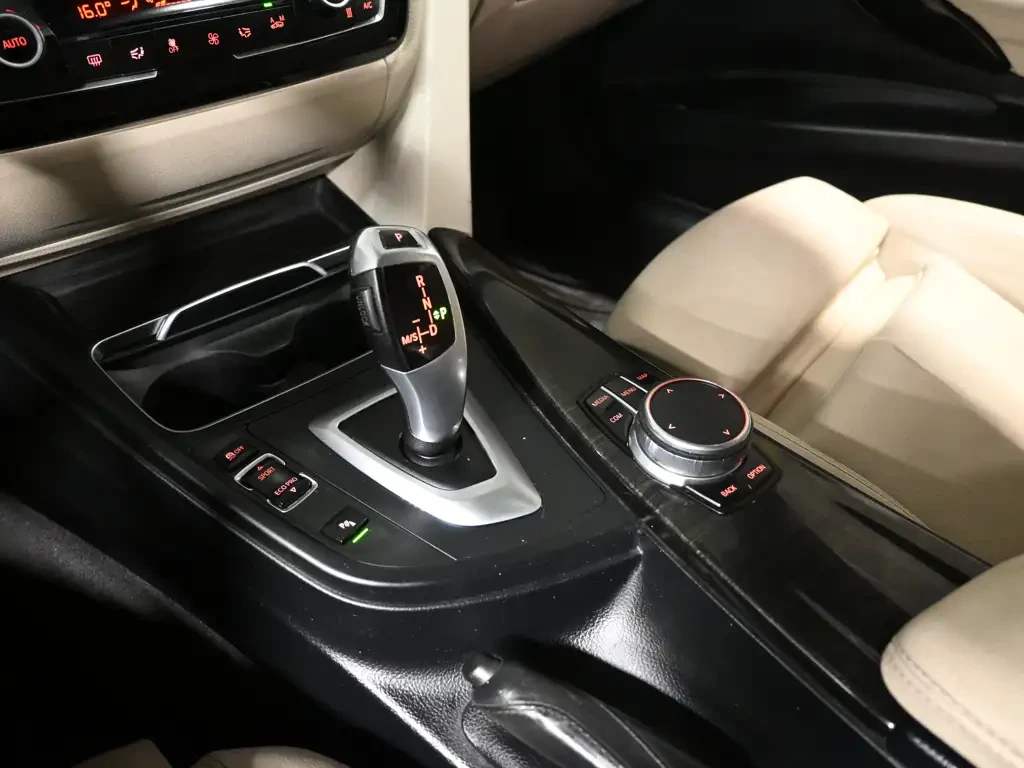 BMW 330 X Drive * Full extras* Цена до България, снимка 10 - Автомобили и джипове - 55665312