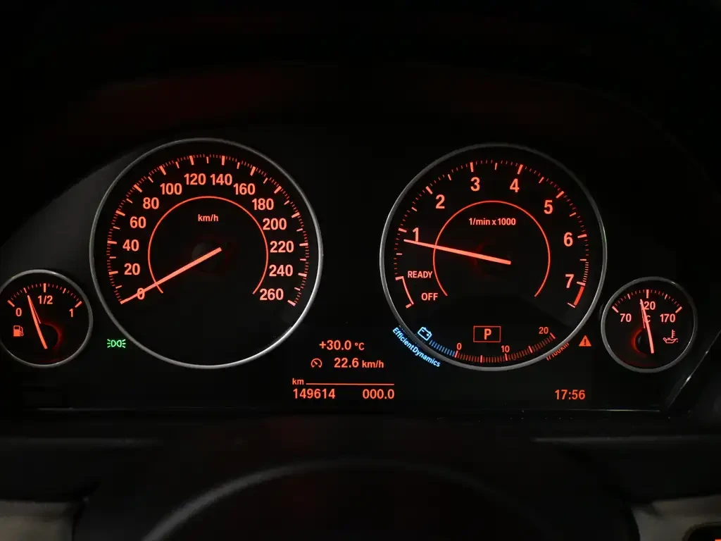 BMW 330 X Drive * Full extras* Цена до България, снимка 9 - Автомобили и джипове - 55665312