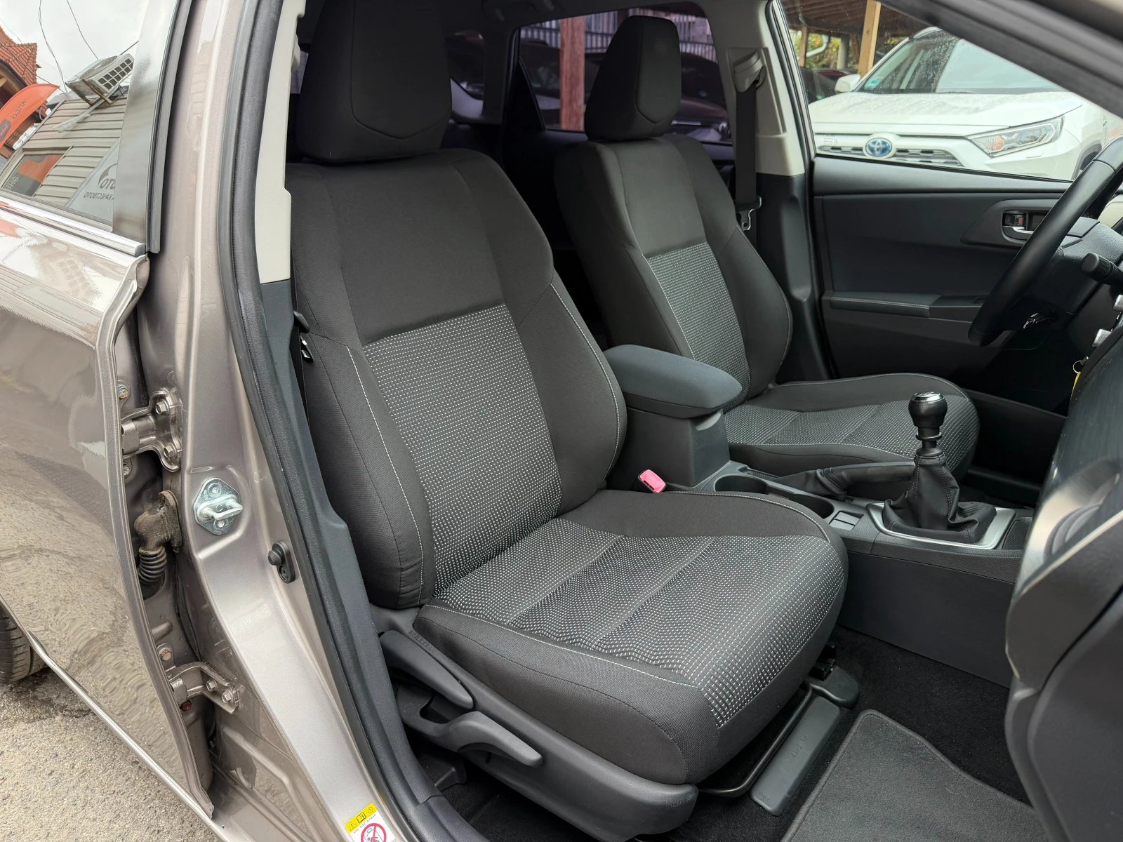 Toyota Auris 1.6i* 54000km* ����� �������� ������� � ������ | Mobile.bg � ����������� 13