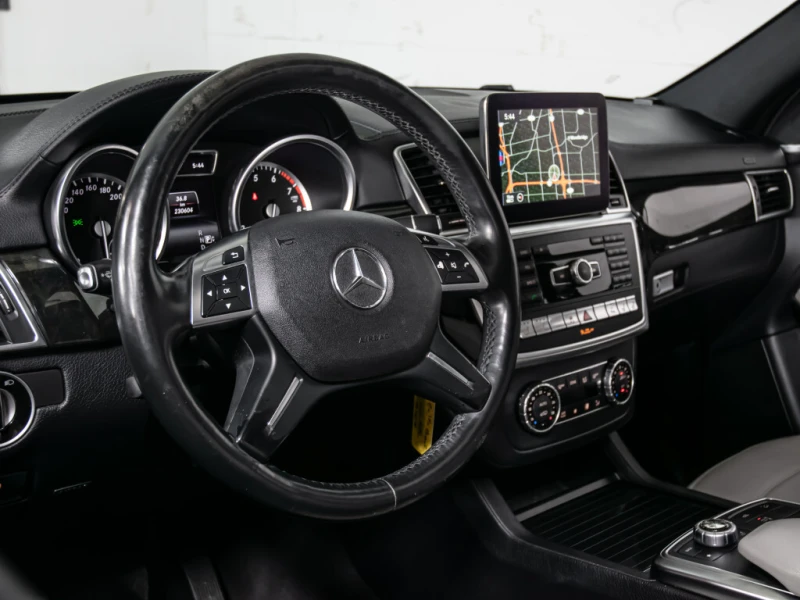 Mercedes-Benz GL 550 4MATIC* AMG PKG* PANO* 360 CAMERA* 7 SEATER, снимка 8 - Автомобили и джипове - 53342696