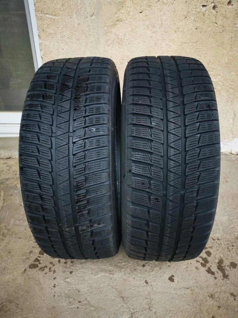 Гуми Зимни 225/45R18, снимка 1 - Гуми и джанти - 28563653