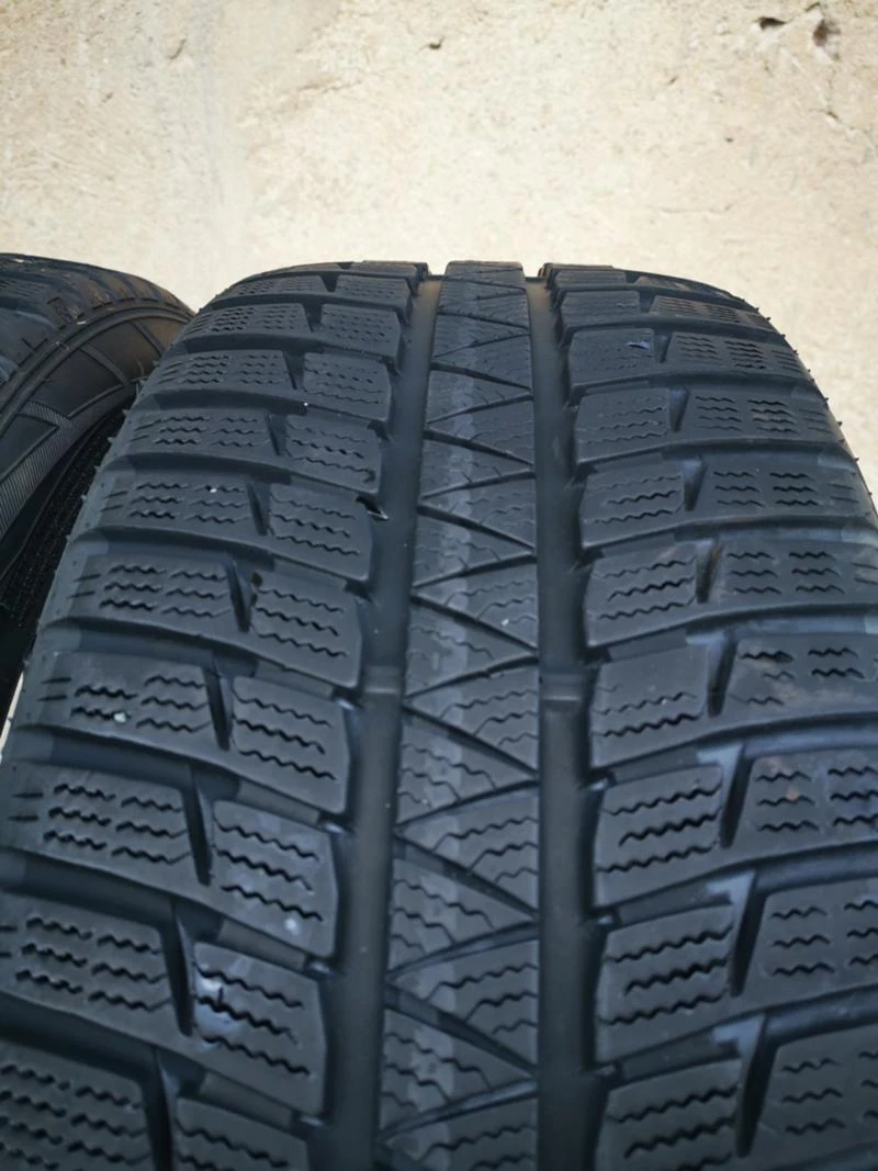 Гуми Зимни 225/45R18, снимка 2 - Гуми и джанти - 28563653