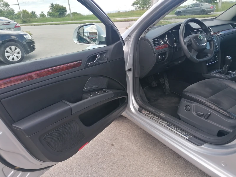 Skoda Superb 2.0 TDI 4X4 , снимка 9 - Автомобили и джипове - 51353117