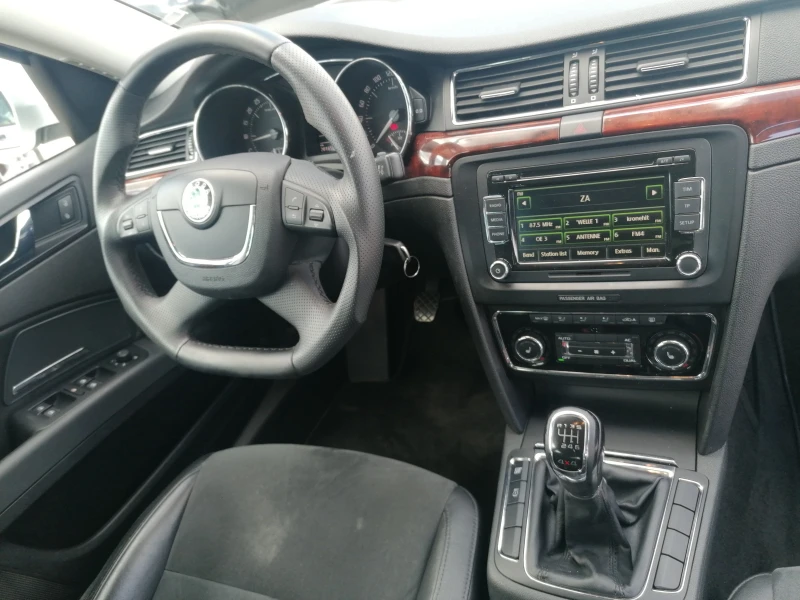 Skoda Superb 2.0 TDI 4X4 , снимка 11 - Автомобили и джипове - 51353117