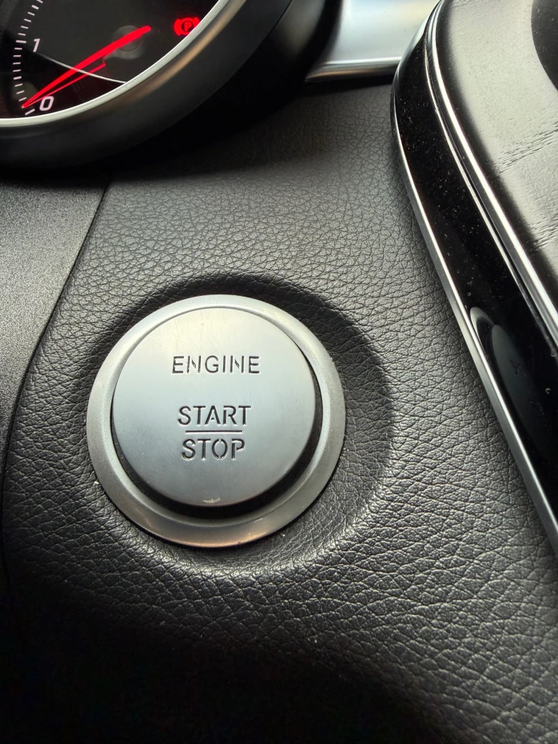 Mercedes-Benz C 220 AMG Line/Keyless/Pano/Carplay, снимка 12 - Автомобили и джипове - 53102662