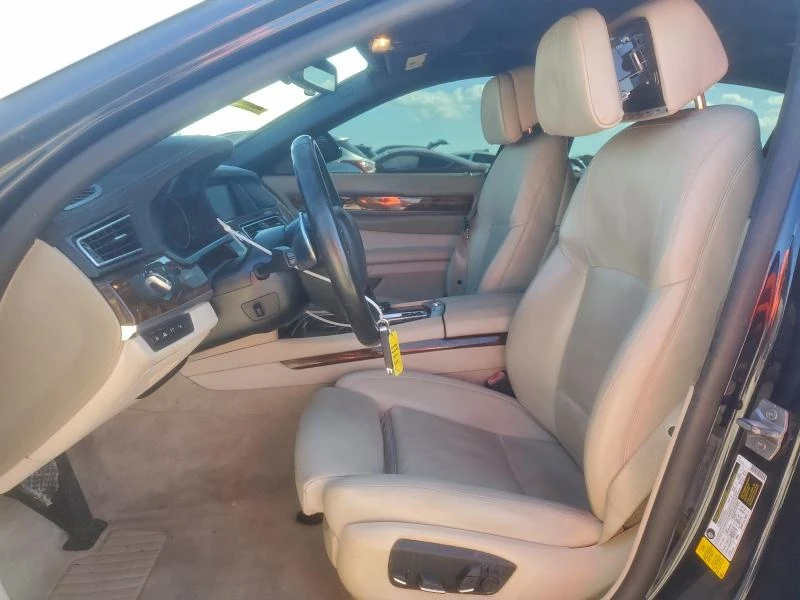 BMW 750 4.4L 8 Rear-wheel drive, снимка 12 - Автомобили и джипове - 52884407