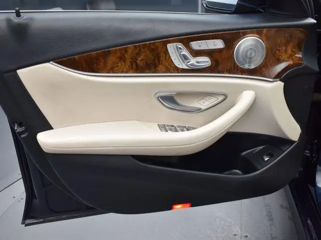 Mercedes-Benz E 300 AMG* Burmester* 4matic* Подгев, снимка 9 - Автомобили и джипове - 54441438