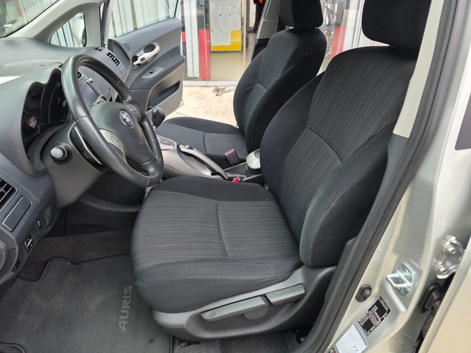 Toyota Auris 1.6 VVTI Автоматик Навигация Парктроник KeyLess Go - изображение 6