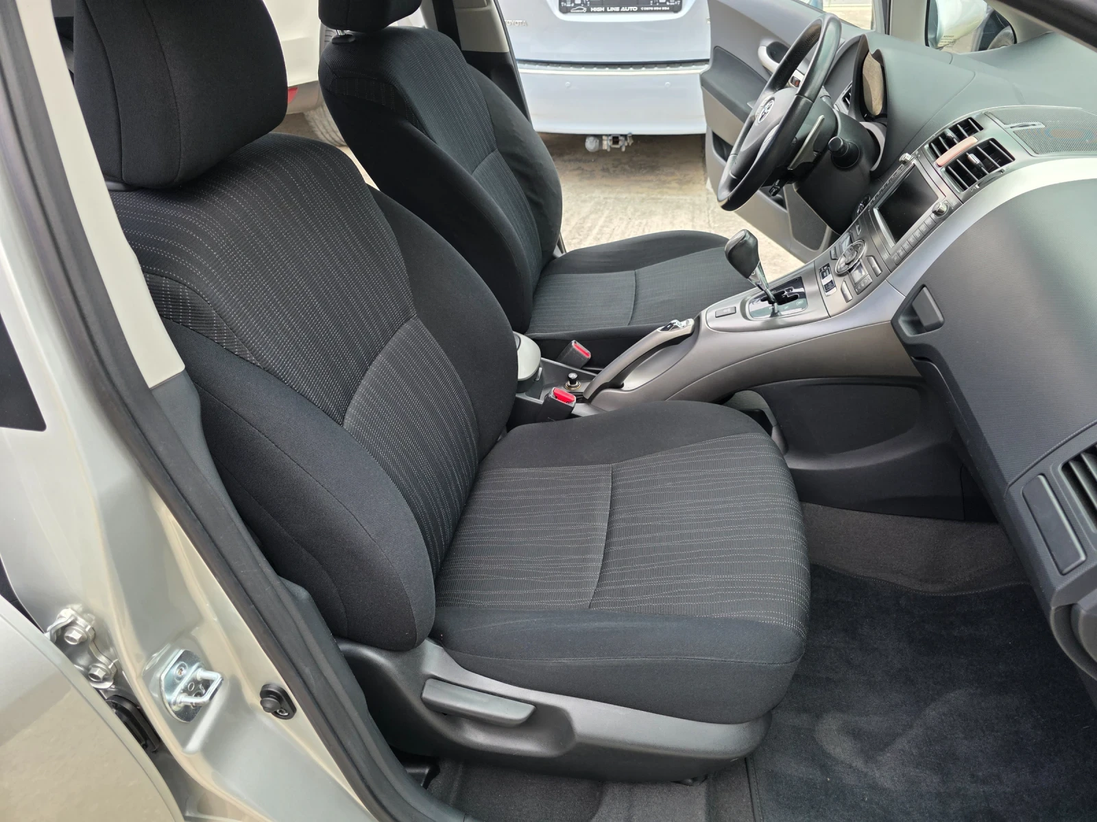 Toyota Auris 1.6 VVTI Автоматик Навигация Парктроник KeyLess Go - изображение 8
