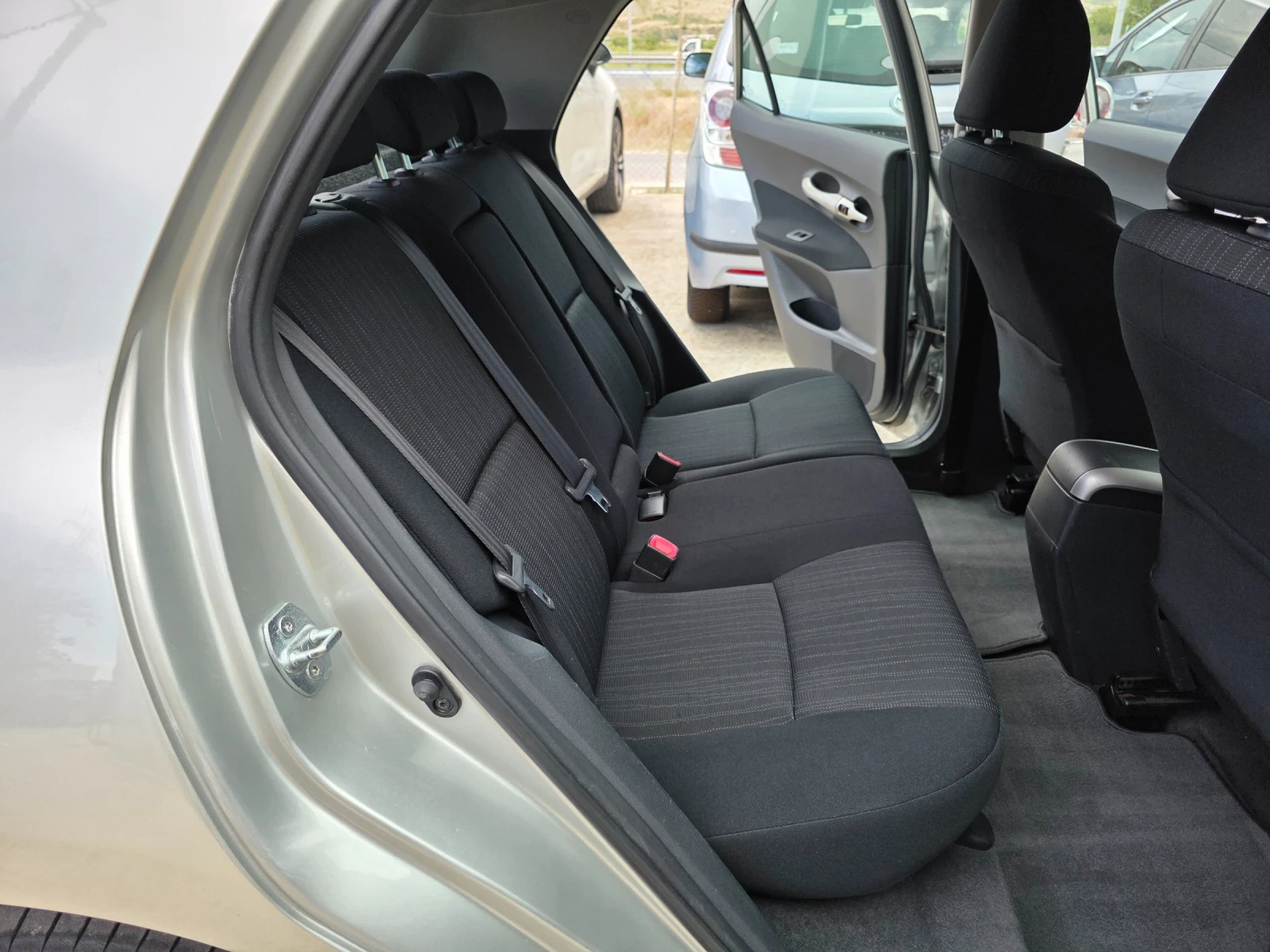 Toyota Auris 1.6 VVTI Автоматик Навигация Парктроник KeyLess Go - изображение 10