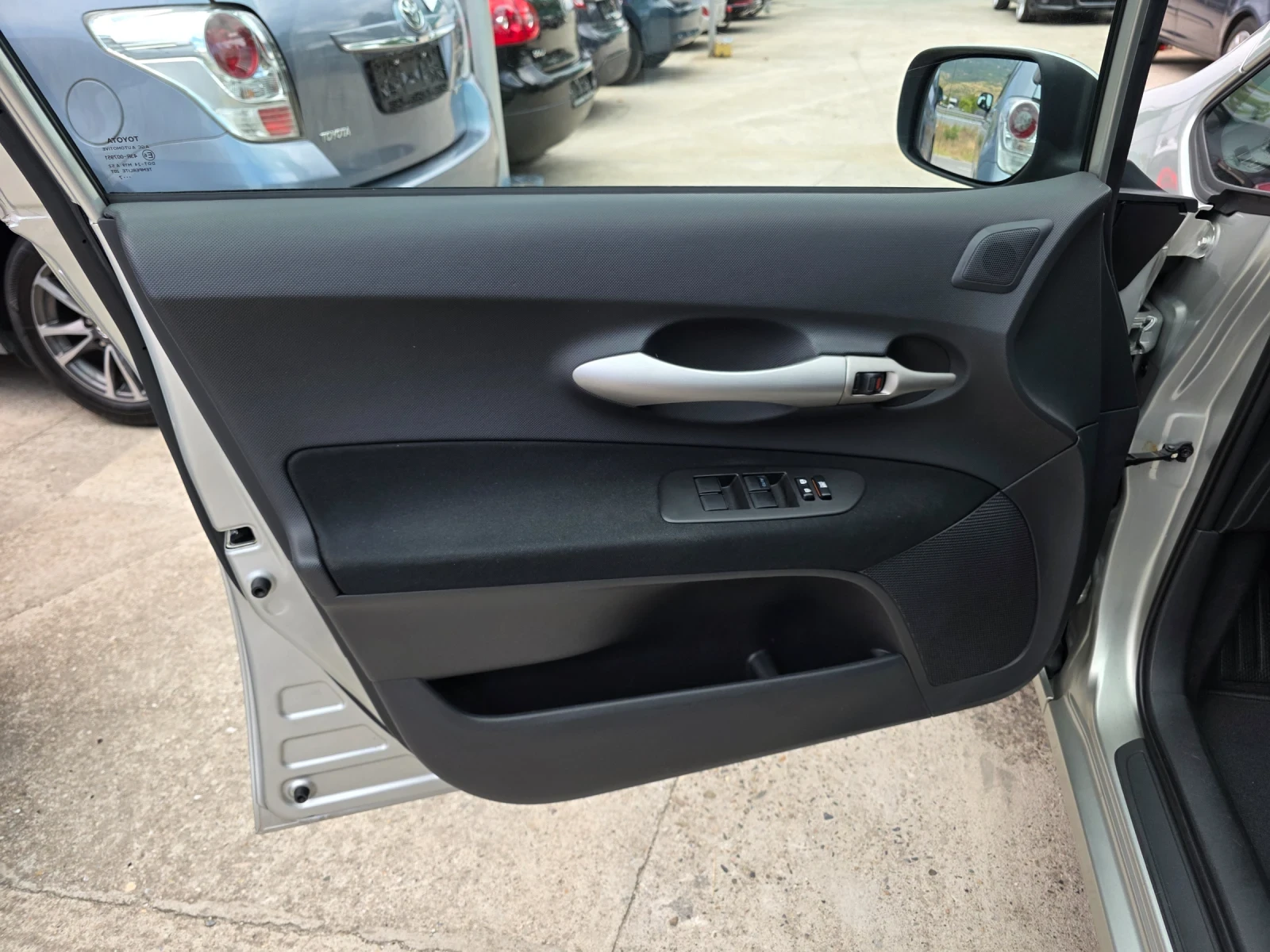 Toyota Auris 1.6 VVTI Автоматик Навигация Парктроник KeyLess Go - изображение 5