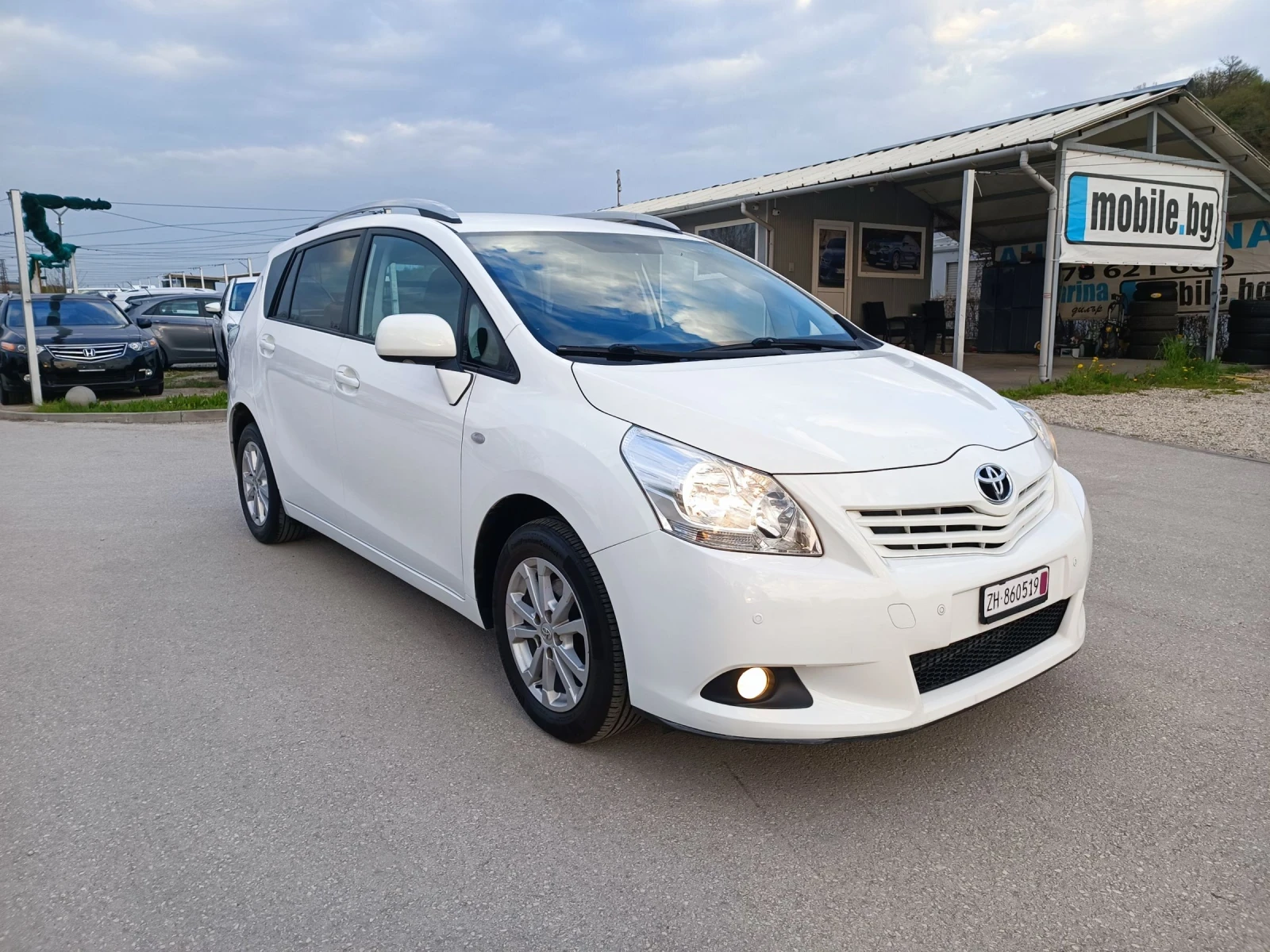 Toyota Verso 1.8i-147кс-ШВЕЙЦАРИЯ-РЪЧКА-6ск-NAVI-7м, снимка 2 - Автомобили и джипове - 53891756