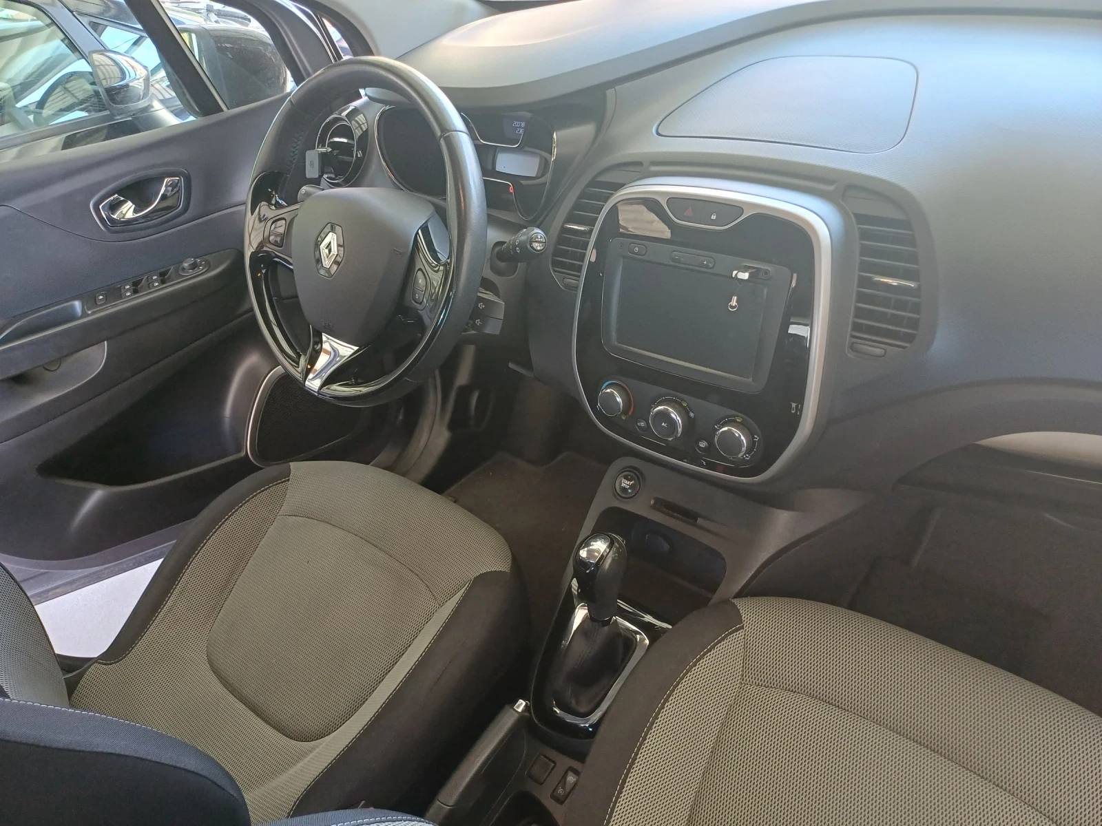 Renault Captur 1.5dci, снимка 6 - Автомобили и джипове - 54929479