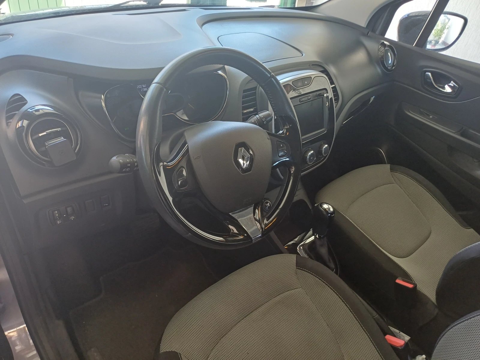 Renault Captur 1.5dci, снимка 8 - Автомобили и джипове - 54929479