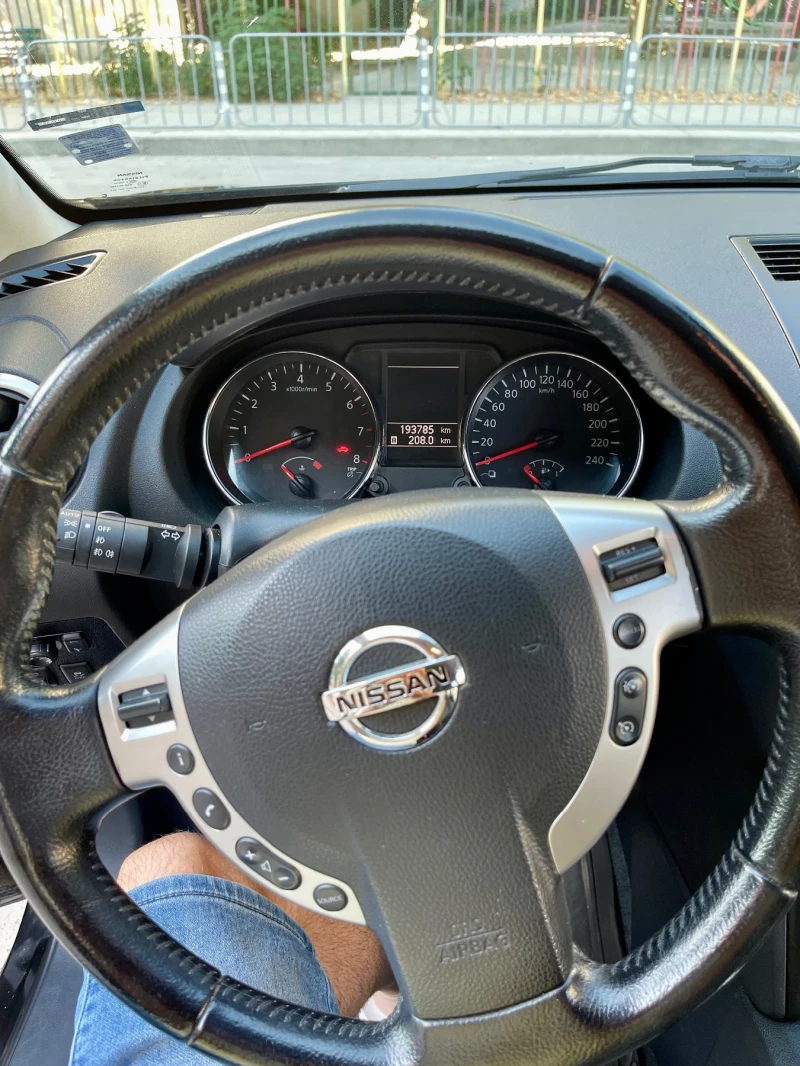 Nissan Qashqai 1.6 PANORAMA!Перфектен!, снимка 12 - Автомобили и джипове - 52251292
