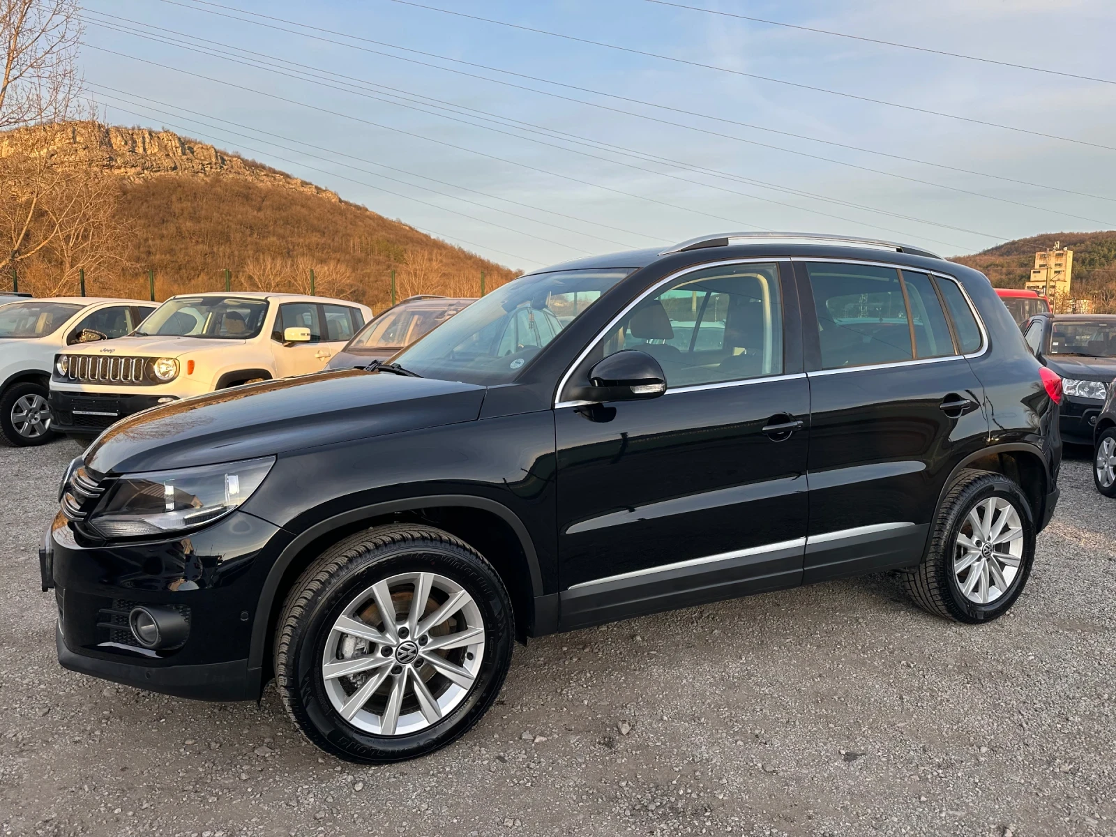 VW Tiguan 2.0TDI-4x4-FACELIFT-САМОПАРКИРАНЕ-ПАРКТРОНИК, снимка 3 - Автомобили и джипове - 53993546