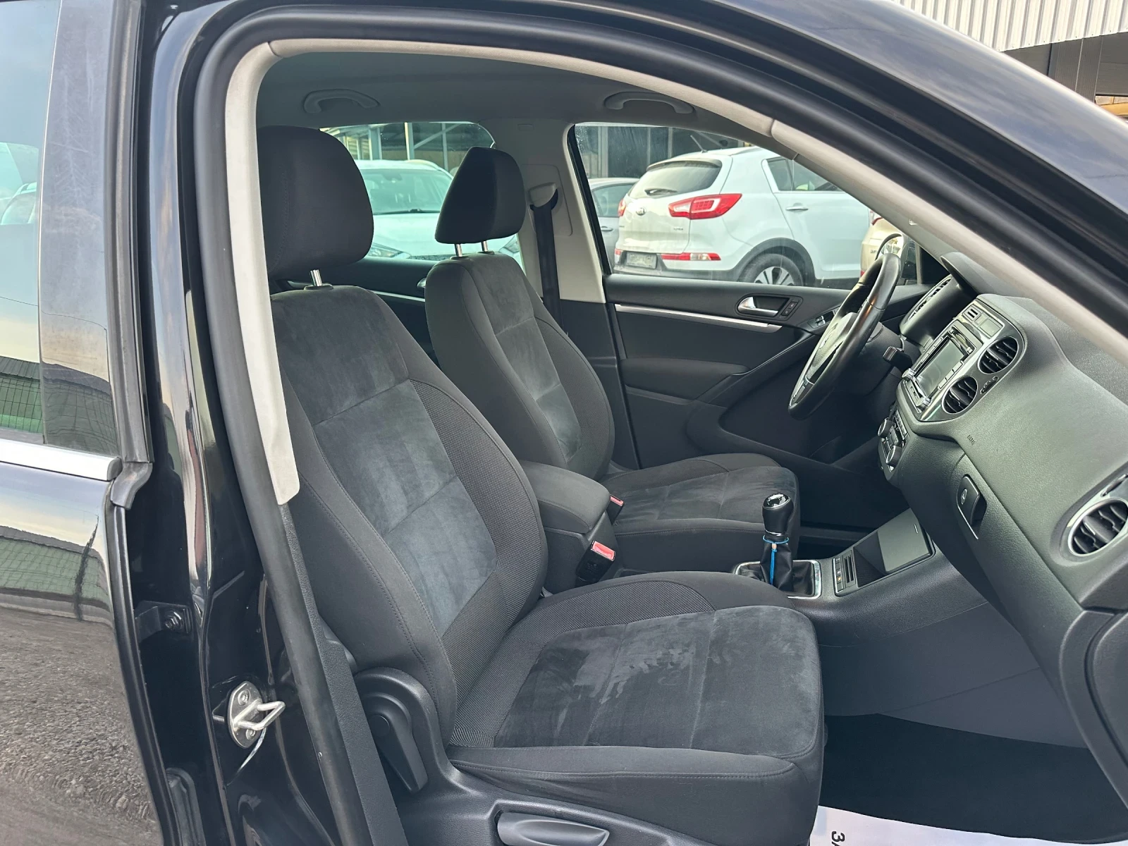 VW Tiguan 2.0TDI-4x4-FACELIFT-САМОПАРКИРАНЕ-ПАРКТРОНИК, снимка 15 - Автомобили и джипове - 53993546