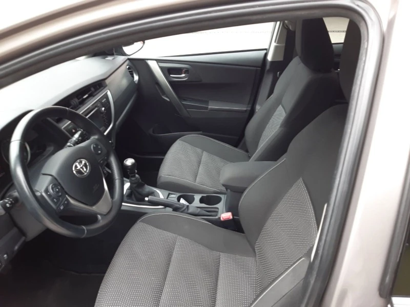 Toyota Auris 2.00 - 4 D, снимка 7 - Автомобили и джипове - 45898492