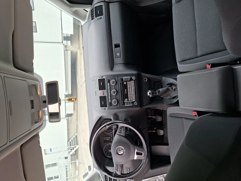 VW Touran, снимка 8 - Автомобили и джипове - 52405318