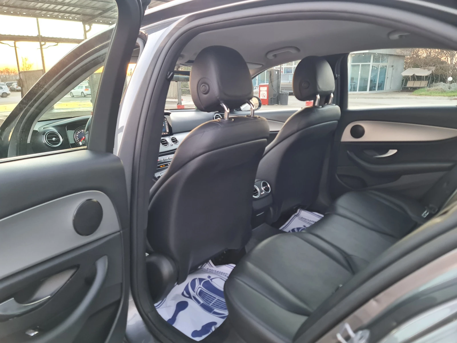 Mercedes-Benz E 220 ТОП ЦЕНА/AMG, снимка 9 - Автомобили и джипове - 53727667