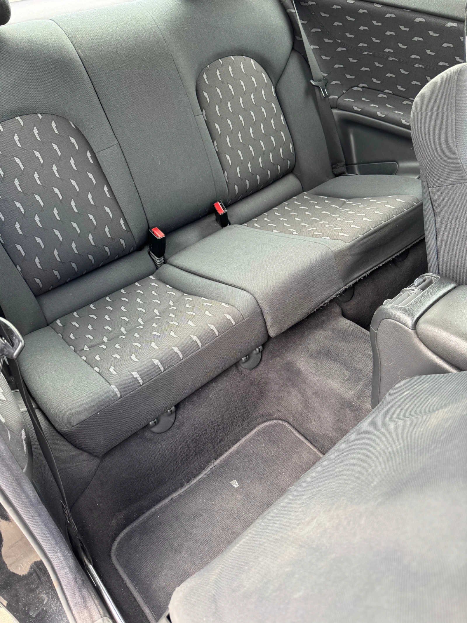 Mercedes-Benz C 180, снимка 2 - Автомобили и джипове - 54399857