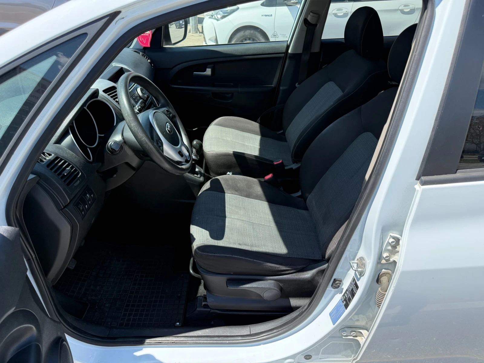 Kia Venga 1.4i/panorama, снимка 8 - Автомобили и джипове - 54433946