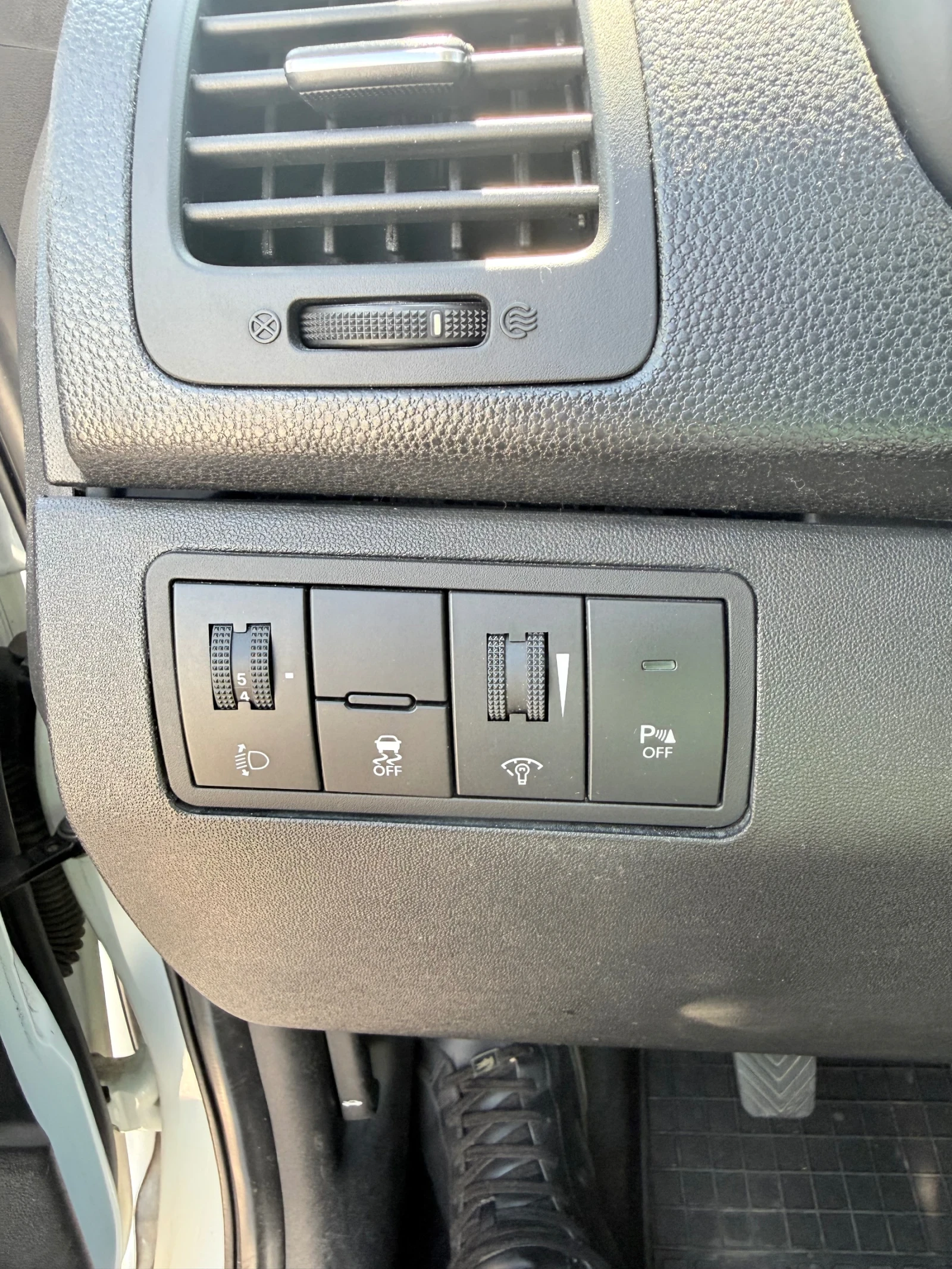 Kia Venga 1.4i/panorama, снимка 12 - Автомобили и джипове - 54433946