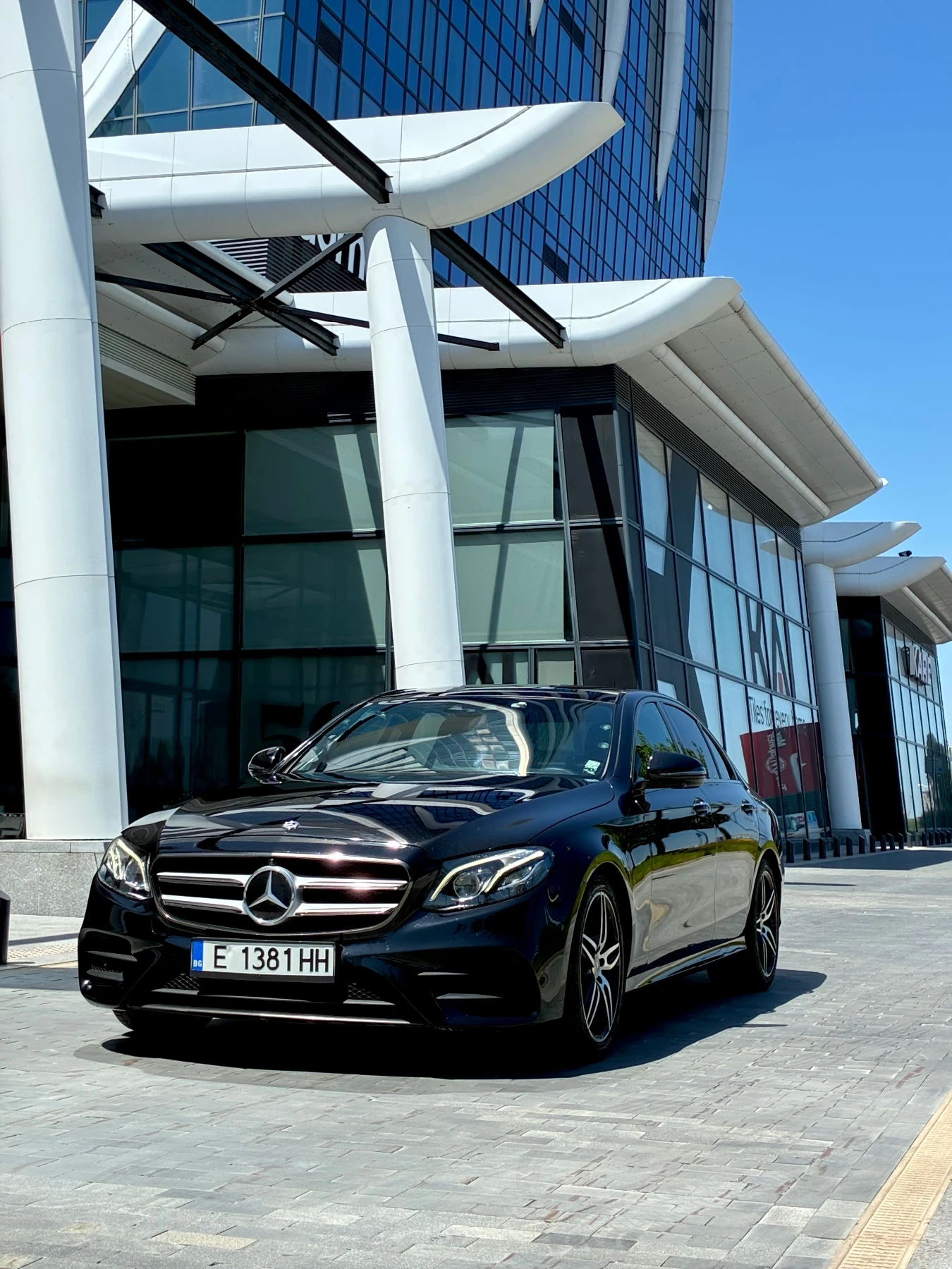 Mercedes-Benz E 220 AMG Line, снимка 3 - Автомобили и джипове - 55500852
