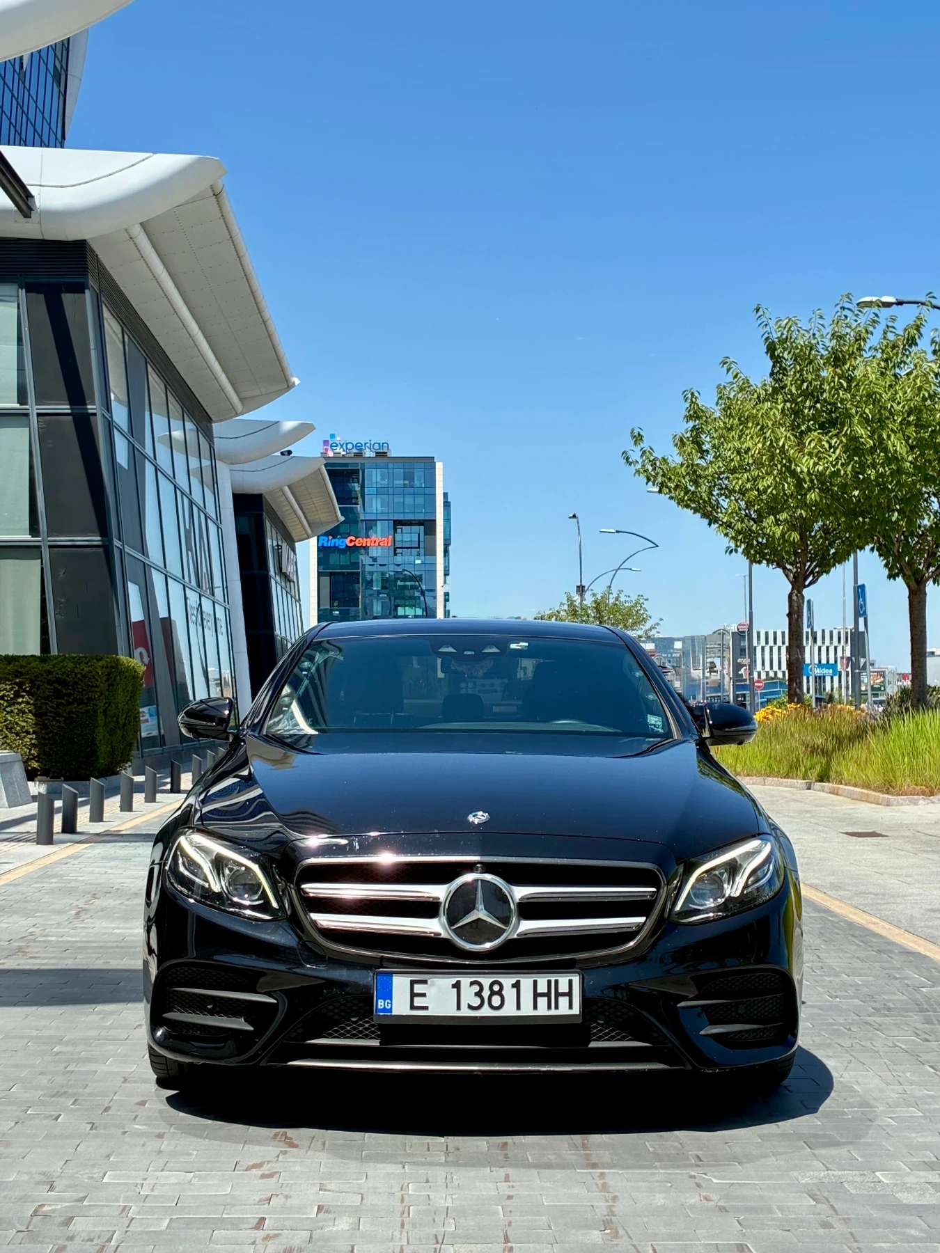 Mercedes-Benz E 220 AMG Line, снимка 2 - Автомобили и джипове - 55500852