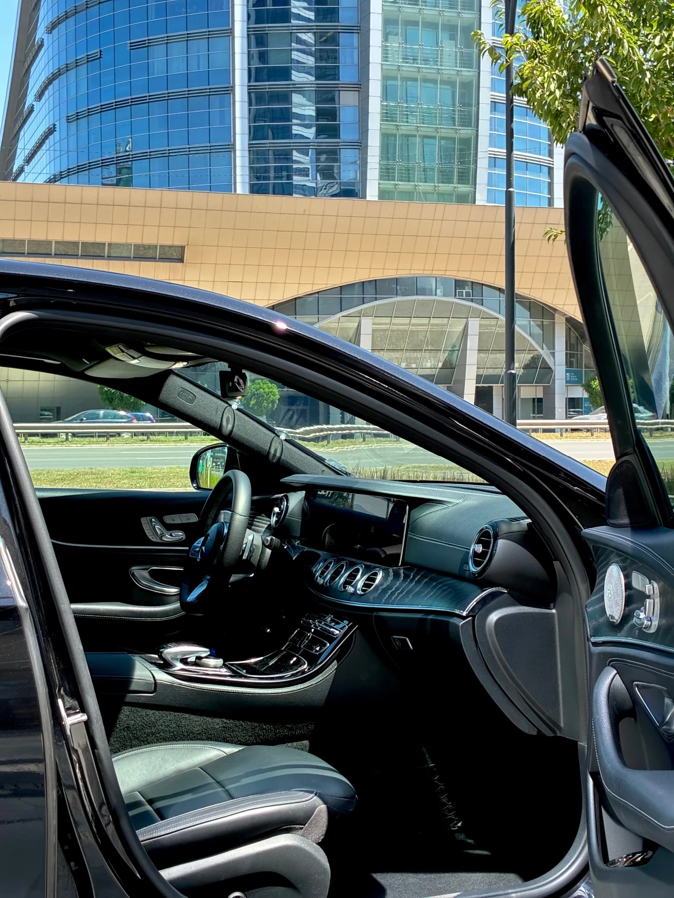 Mercedes-Benz E 220 AMG Line, снимка 8 - Автомобили и джипове - 55500852