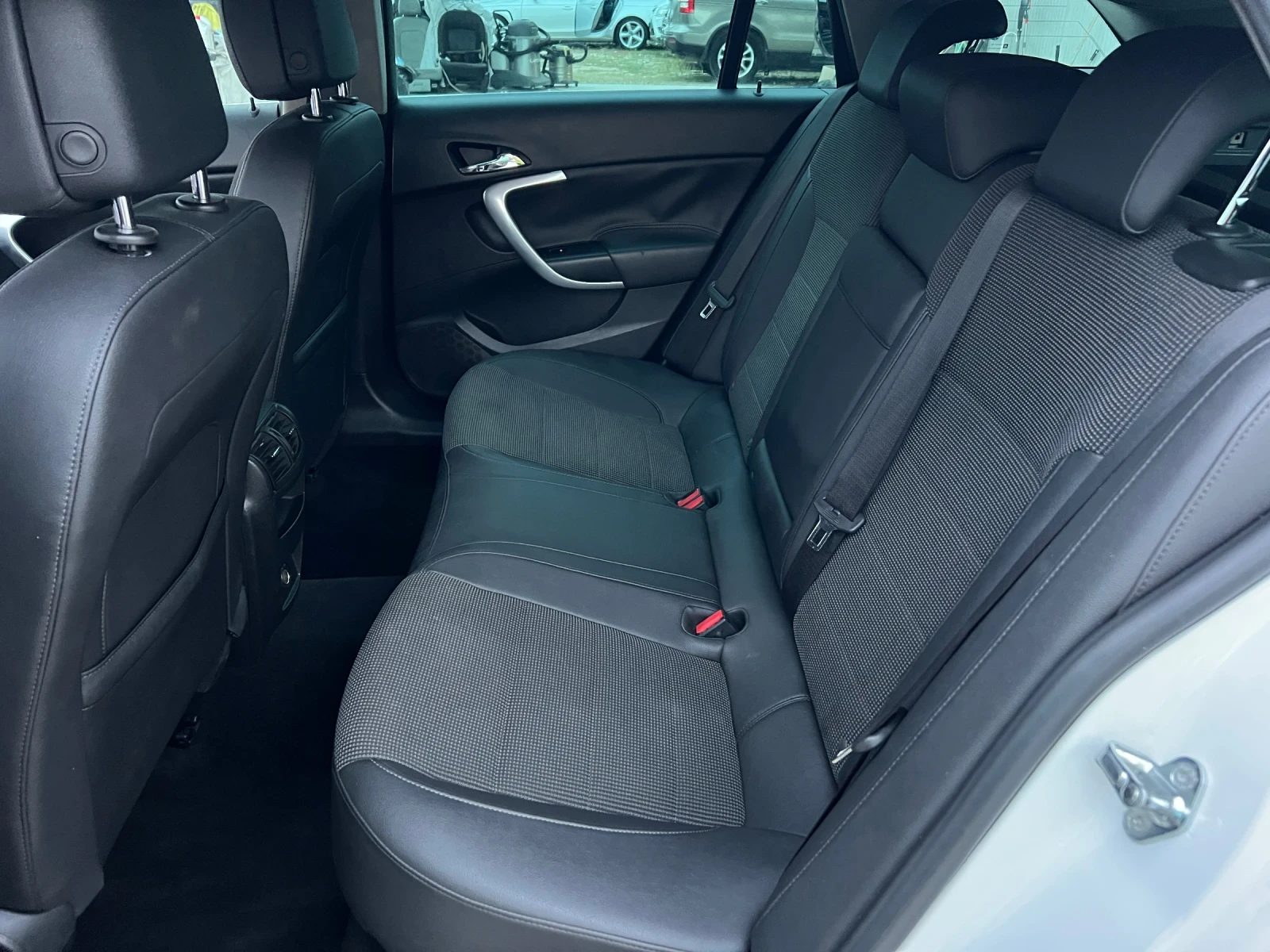 Opel Insignia 2.0CDTi-160к.с./Автомат/Нави/Ел.Багажник/Автопилот, снимка 13 - Автомобили и джипове - 55565665