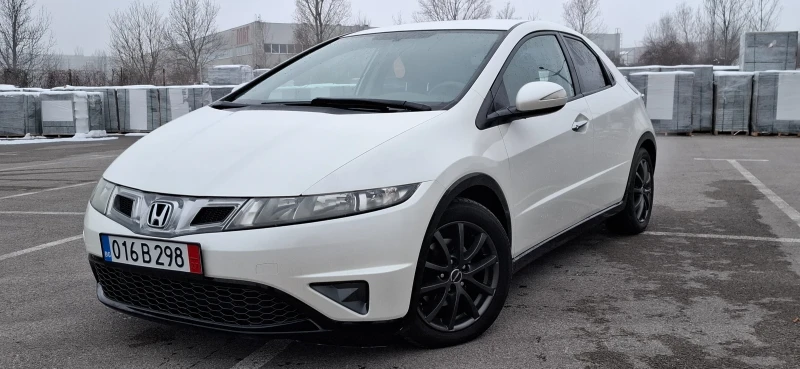 Honda Civic 1.8 Face lift Бяла Перла 4 врати Уникат, снимка 1 - Автомобили и джипове - 48718873