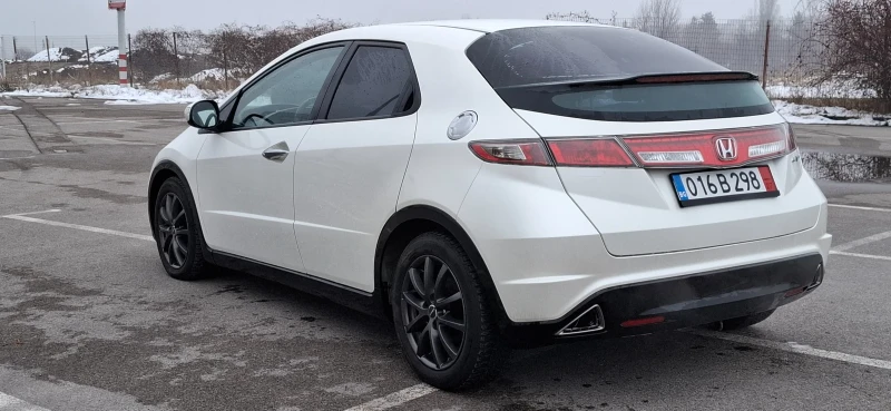 Honda Civic 1.8 Face lift Бяла Перла 4 врати Уникат, снимка 6 - Автомобили и джипове - 48718873