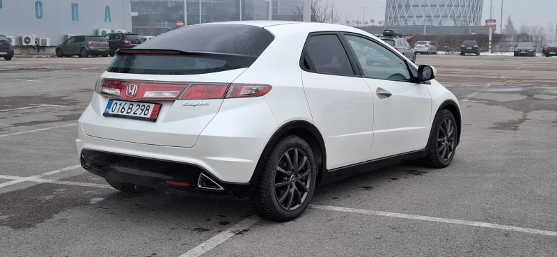 Honda Civic 1.8 Face lift Бяла Перла 4 врати Уникат, снимка 7 - Автомобили и джипове - 48718873