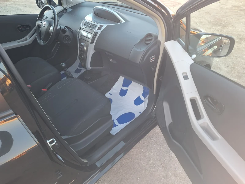 Toyota Yaris 1.3i, снимка 14 - Автомобили и джипове - 49382999