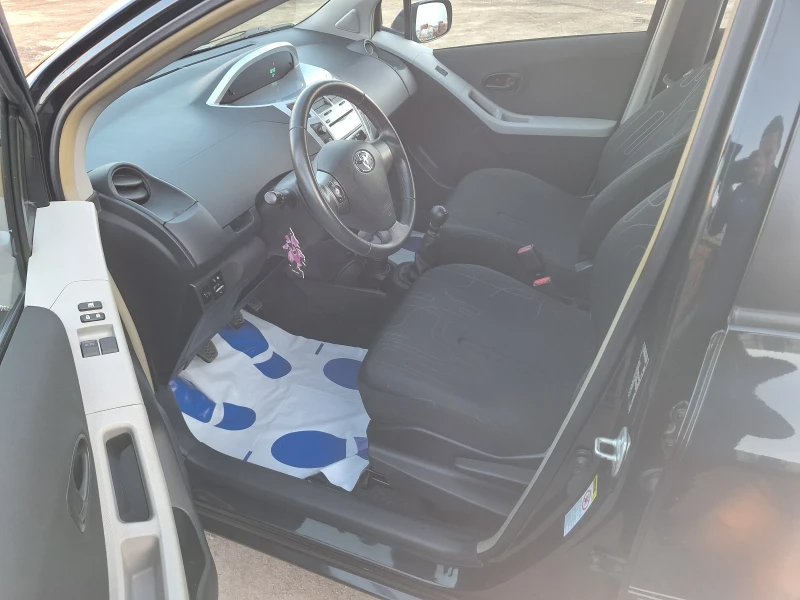 Toyota Yaris 1.3i, снимка 11 - Автомобили и джипове - 49547069