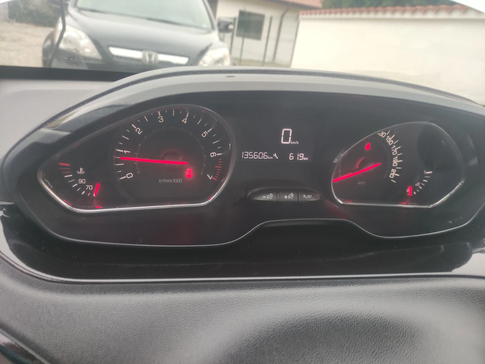 Peugeot 208 1.0отличен - изображение 10