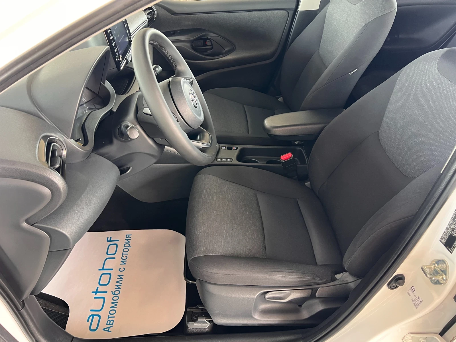 Toyota Yaris LIGHT/HYBRID/1.5vvt-i/115K.C./Е-CVT AT - изображение 8