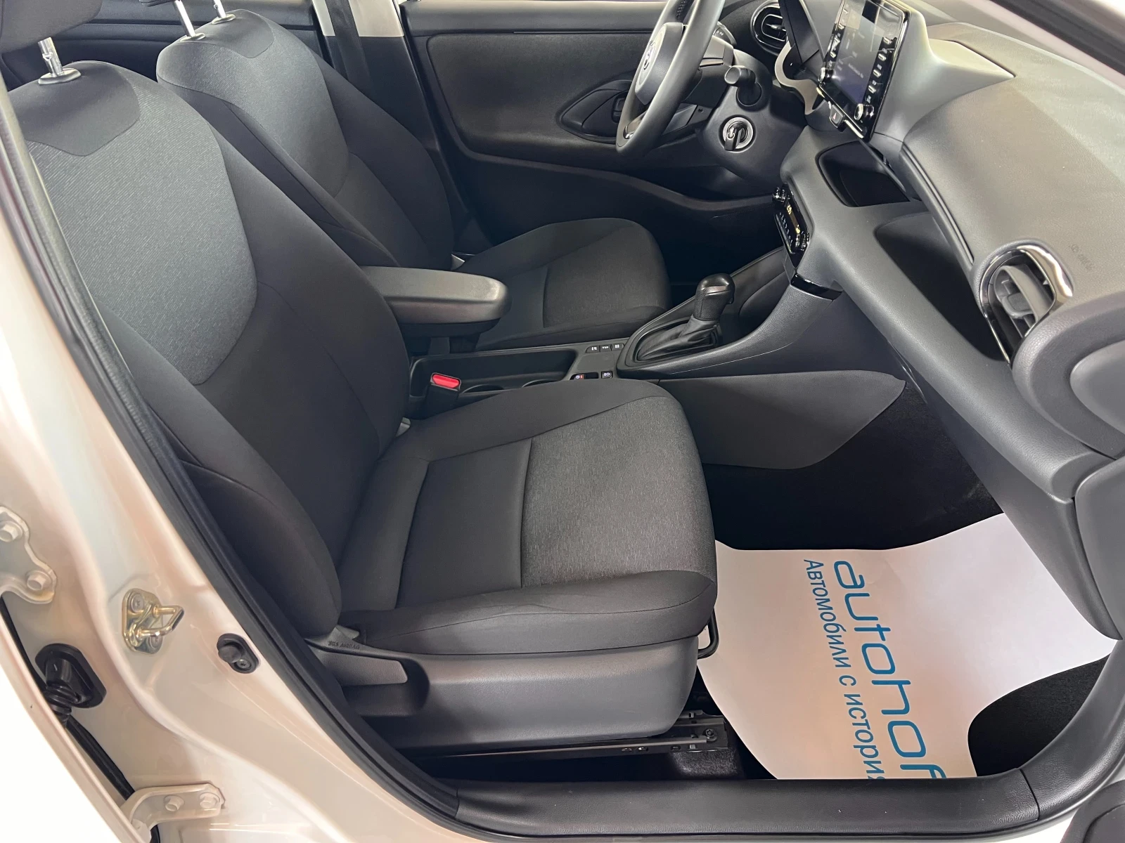 Toyota Yaris LIGHT/HYBRID/1.5vvt-i/115K.C./Е-CVT AT - изображение 9