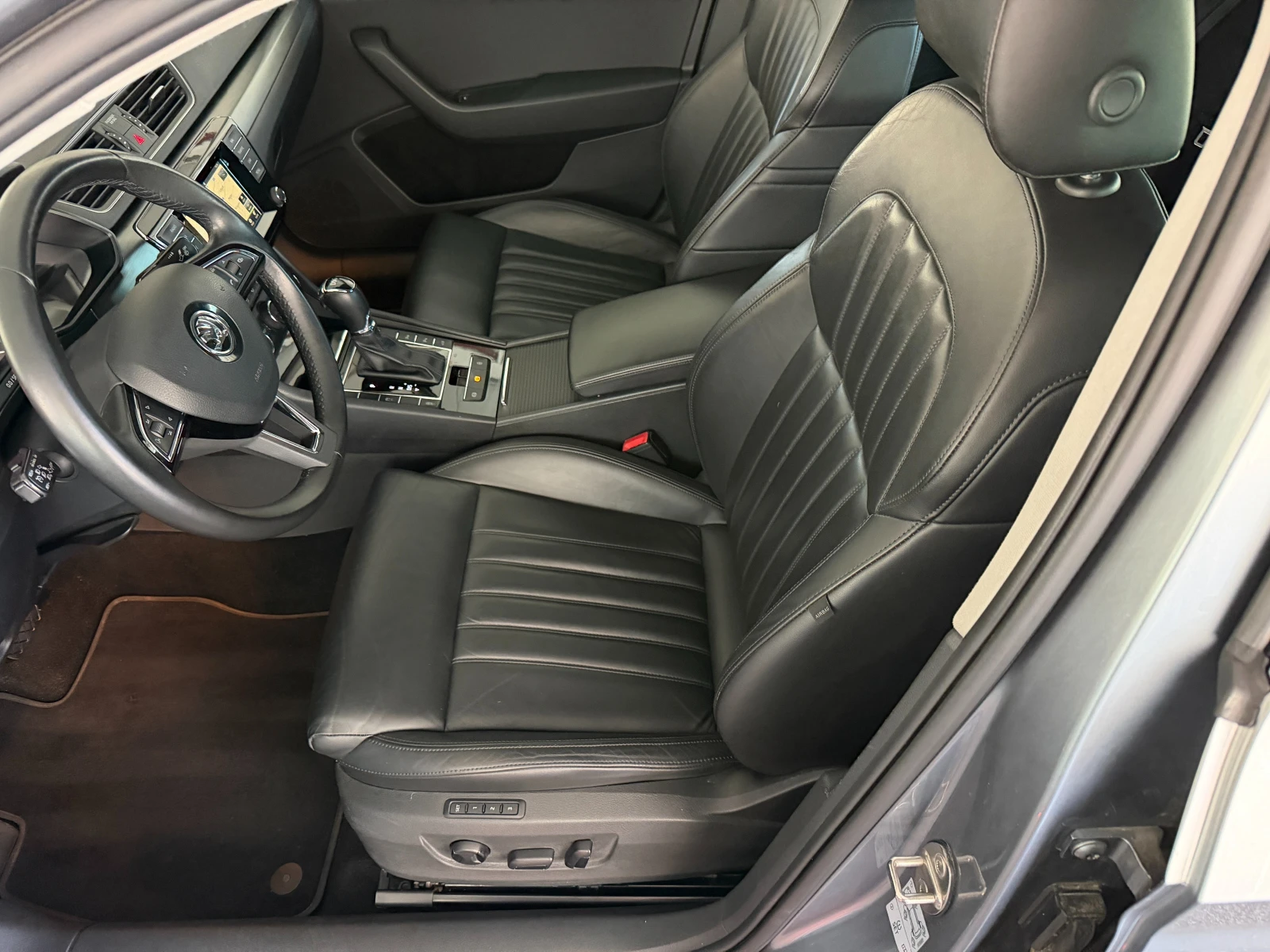 Skoda Superb 2.0TDI* 190кс* ПЪЛНА ИСТОРИЯ В SKODA, снимка 8 - Автомобили и джипове - 53914087