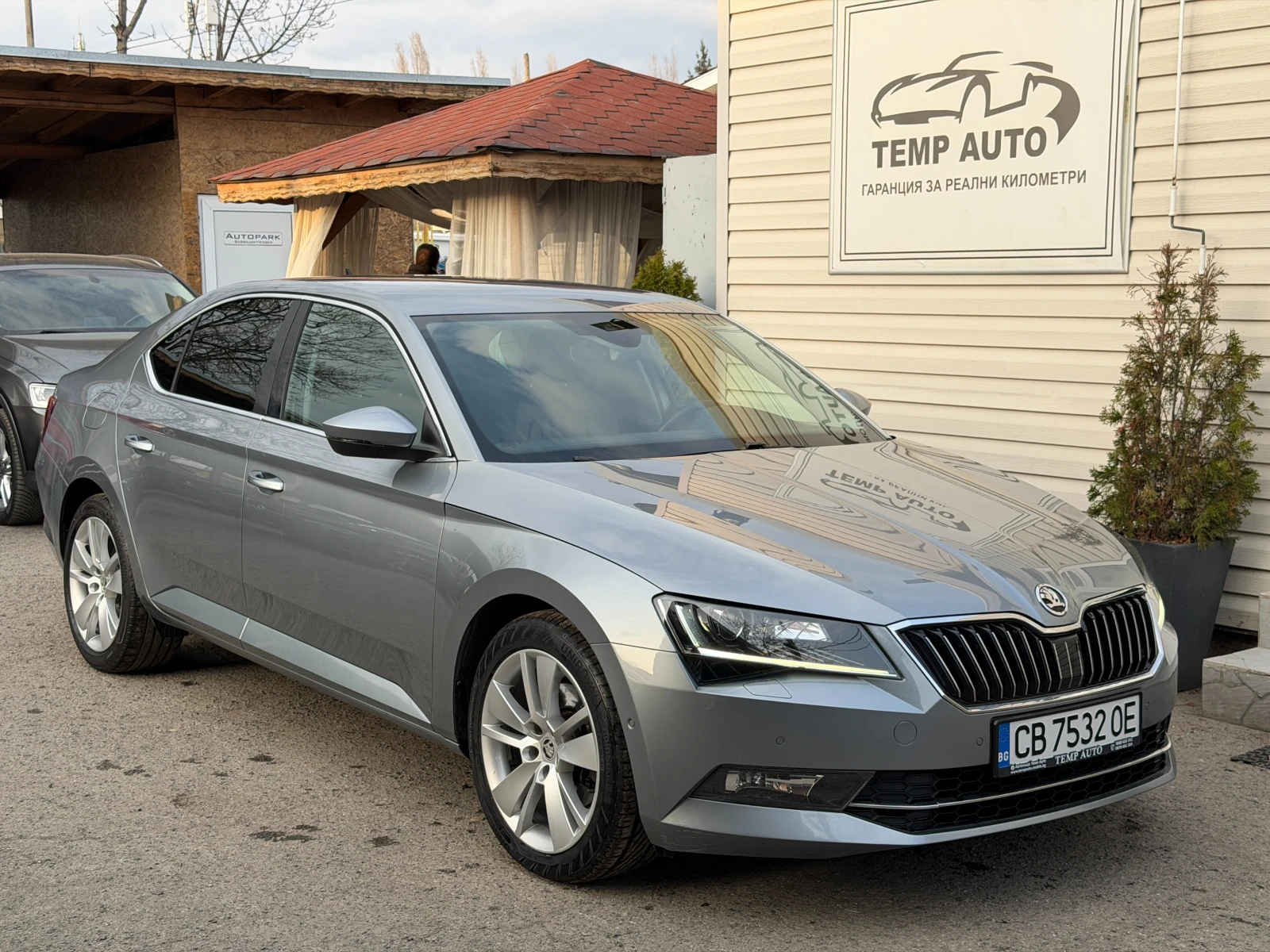 Skoda Superb 2.0TDI* 190кс* ПЪЛНА ИСТОРИЯ В SKODA, снимка 2 - Автомобили и джипове - 53914087