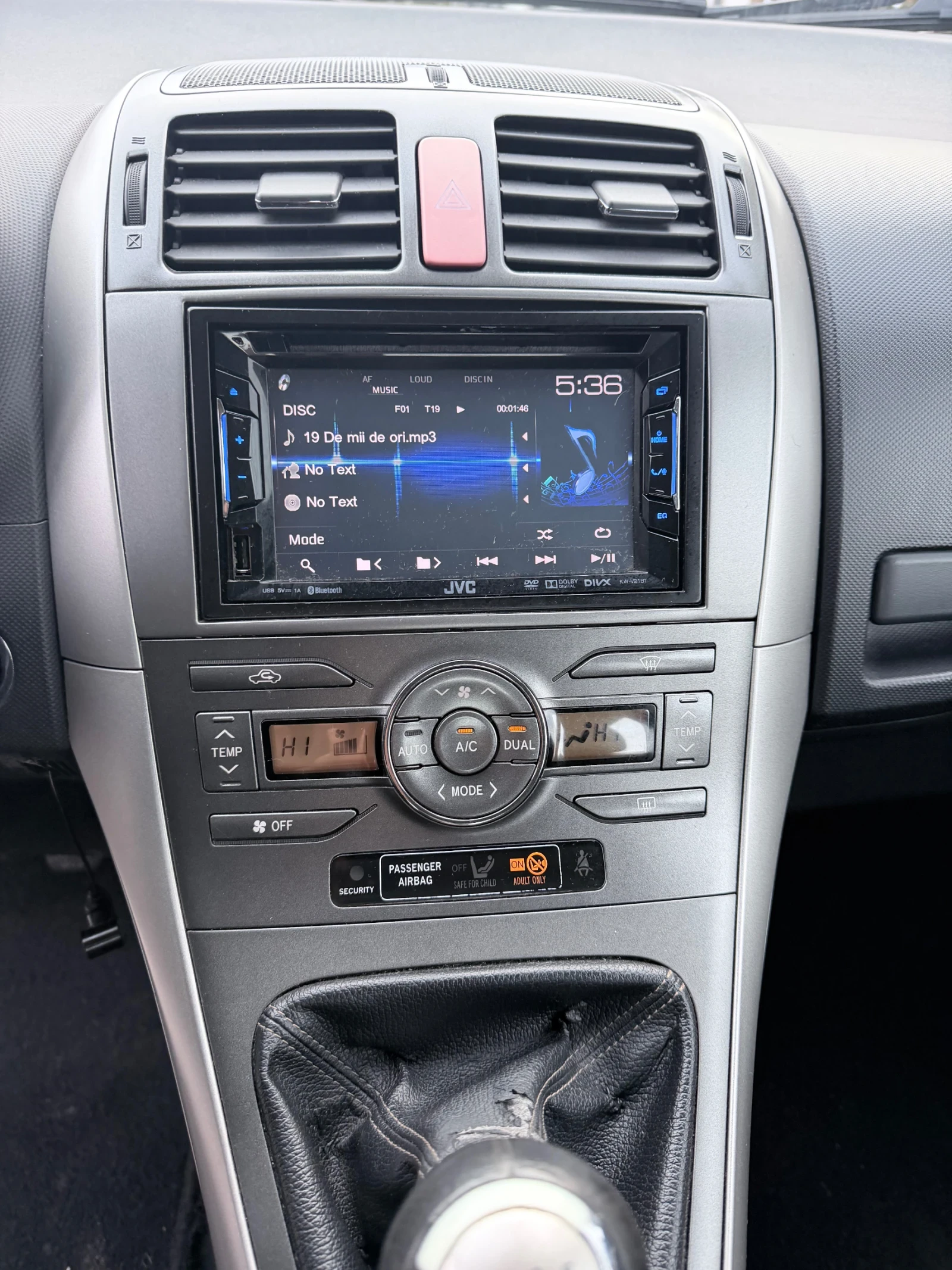 Toyota Auris, снимка 11 - Автомобили и джипове - 54050723