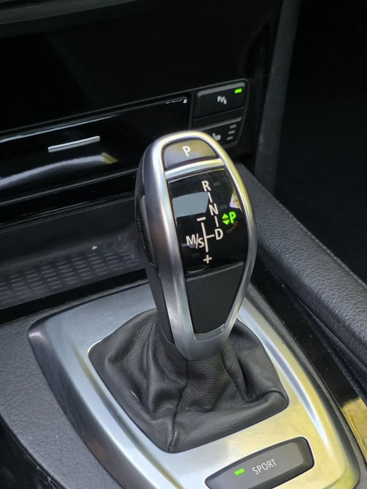 BMW 530 D 235HP * SAT * LOGIC7 * M-PACK * DISTRONIC * RECA, снимка 10 - Автомобили и джипове - 55093701