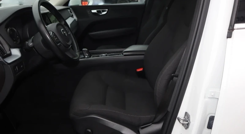Volvo XC60 T6 Recharge Plug-in Hybrid AWD, снимка 5 - Автомобили и джипове - 49813690