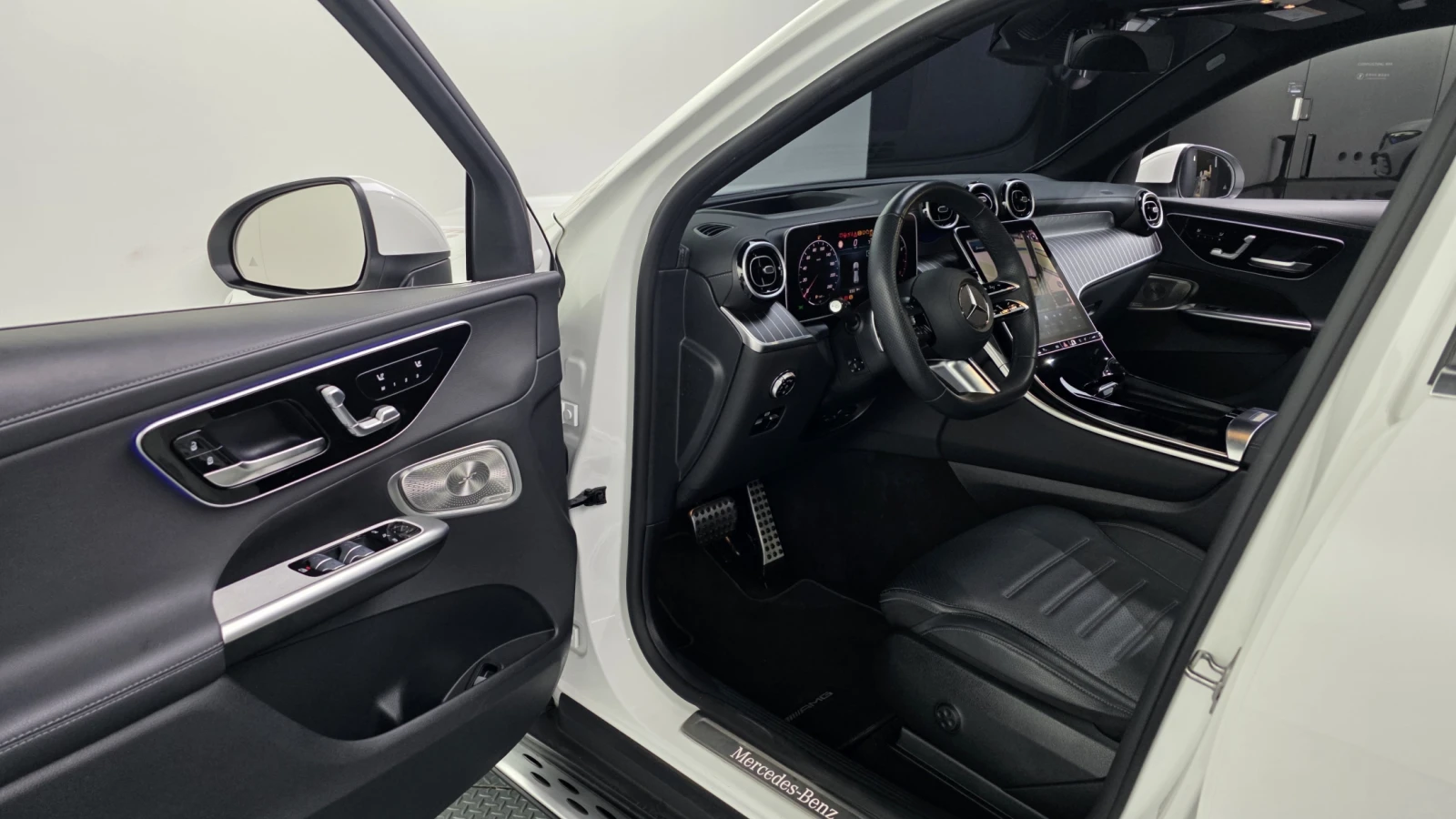 Mercedes-Benz GLC 300 2024* 9G* AMG PK* DISTRONIK* 360* КРАЙНА ЦЕНА, снимка 10 - Автомобили и джипове - 54073244