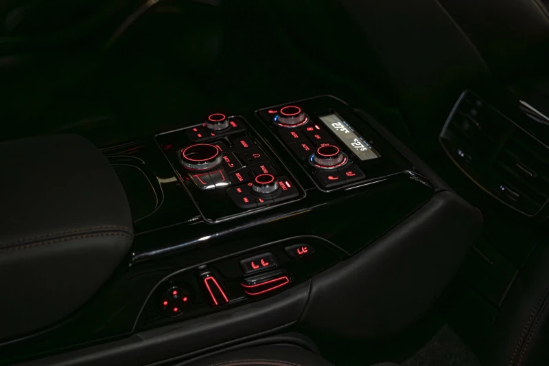 Audi S8 PLUS/Bang&Olufsen/RSE/HuD/Камера/, снимка 11 - Автомобили и джипове - 49449936